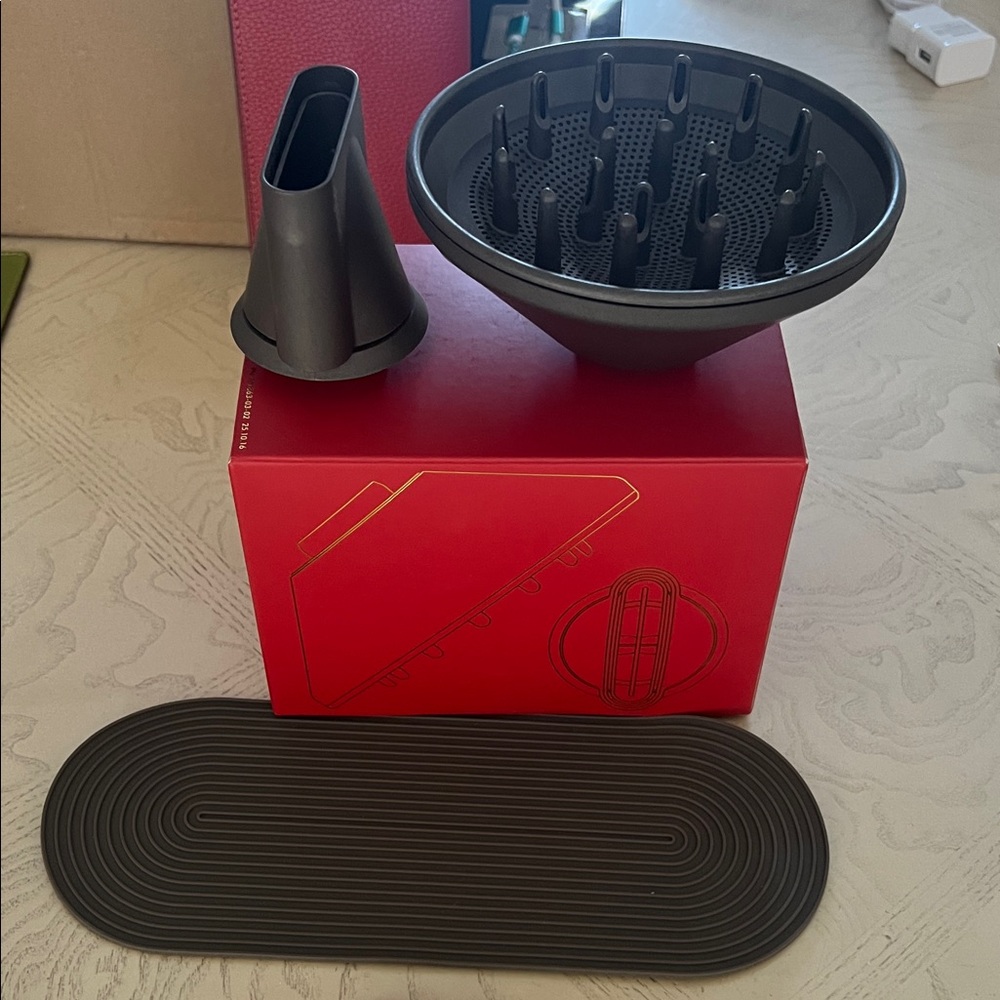 Dyson accessories for supersonic hairdryer, nozzle and diffuser never used